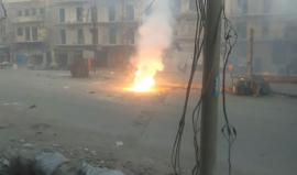 سوريون يحاولون السيطرة على قنبلة فسفور حارق .. هذا ما حصل معهم !! 
حي الشعار - #حلب أمس