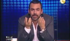 اعلامي مصري يعترض على مدير مدرسة أدى الصلاة جماعة بالطلاب !