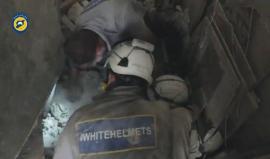 لحظة اخراج رجل على قيد الحياة من تحت ركام منزله في السكري بحلب