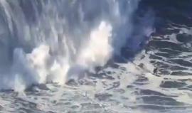 مشعد مذهل .. 
 
#شاهد البرازيلي "رودريغو كوكسا" يسجل رقم قياسي بـ ركوب أكبر موجة في التاريخ