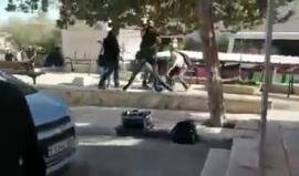 #فيديو قوة "اسرائيلية" خاصة تختطف رئيس مجلس طلبة جامعة بيرزيت عمر الكسواني من داخل الجامعة، بعدما دخلت إليها في حافلة تحمل لوحة تسجيل فلسطينية