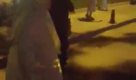 #شاهد| عجوز تركيه بعكازتها وفي آخر الليل تسعى للوقوف بوجه الانقلابيين.