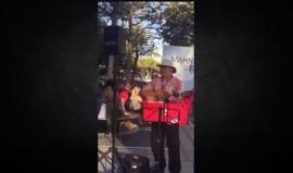 #شاهد ألماني يغني "صباح الخير سوريا" بطرافة في أحد شوارع فرانكفورت