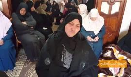#شاهد "والله يمّا فخورة فيك ورافعة راسي فيك يا ياسر".. كلمات مؤثرة لوالدة الشهيد ياسر سكر بعد وداعه لمثواه الأخير، قبل قليل