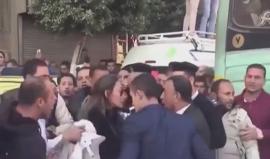 #شاهد من #مصر :  طرد أحمد موسى ولميس الحديدي وريهام سعيد من محيط الكاتدرائية البطرسية في العباسية ومتظاهرون يهتفون لإسقاط النظام وذلك بعد تفجير إرهابي أدى إلى مقتل أكثر من 25 شخصا وإصابة العشرات .