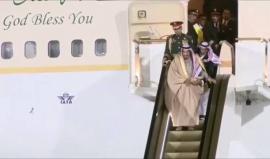 لحظة تعطل السلم الكهربائي الخاص بطائرة الملك سلمان اثناء وصوله الي روسيا.. والرئاسة الروسية تتبرأ وتقول: الجانب السعودي أحضر السلم معه