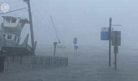 #مباشر الإعصار فلورانس يضرب ولايات كارولينا الشمالية والجنوبية وفرجينيا، ونزوح أكثر من مليون أمريكي من منازلهم .