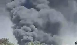 #شاهد | حريق كبير داخل مصنع شركة كلوب للبلاستيك في مخيم البريج شرق المحافظة الوسطى لقطاع غزة .