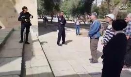 #فيديو الاحتلال يغلق باب المغاربة بعد اقتحام 33 مستوطنا بينهم اثنين من المخابرات الاسرائيلية باحات المسجد الأقصى المبارك منذ الصباح