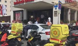 #شاهد | من مكان عملية الطعن التي نفذها شاب فلسطيني في " تل ابيب" وأسفرت قبل قليل عن إصابة 4 مستوطنين بجراح مختلفة، فيما اعتقل المنفذ .