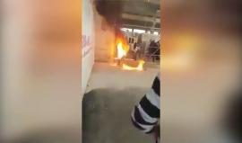 #شاهد | لاجئ سوري يضرم النار بنفسه أمس الخميس نتيجة اليأس من ظروف معيشته بمخيم فيال للاجئين في جزيرة خيوس اليونانية.
ويعيش أكثر من ثلاثة آلاف لاجئ ومهاجر حالة يأس بعد أن أمضوا شهوراً في معسكرات الاستقبال المكتظة على جزيرة خيوس بانتظار التعامل مع طلبات الل