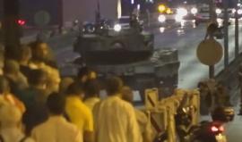 #شاهد | ينشر لأول مرة.. فيديو يظهر محاولة تصدي المتظاهرين الأتراك لقوات الجيش الانقلابية بصدورهم العارية وإطلاق النار عليهم بشكل مباشر مما أدى لوقوع قتلى واصابات
#الانقلاب_التركي_فشل