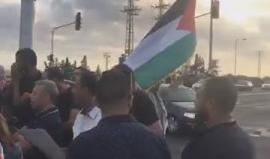 #شاهد وقفة تضامنية مع الأسرى المضربين عن الطعام في سجون الاحتلال  بمفرق كفر ياسيف "العياضية" بالداخل المحتل