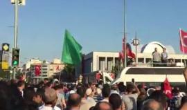 #بث_مباشر: تواصل احتشاد الجماهير التركية في منطقة الفاتح باسطنبول رفضا لمحاولة الانقلاب العسكري 
تصوير: Nour Basha