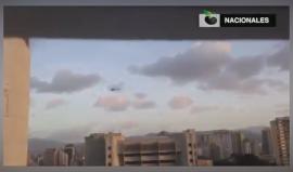 #شاهد لحظة مهاجمة طائرة مروحية "مختطفة" من قبل المتمردين، مقر المحكمة العليا في فنزويلا