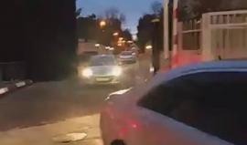 محققو الشرطة الإسرائيلية يستجوبون #نتنياهو في منزله  للاشتباه فيه بتلقي منفعة خلافا للقانون