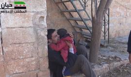 مشهد مؤثر لسوري يبكى على ابنه الذي استشهد بالقصف الروسي على قرى ريف #حلب الغربي اليوم .