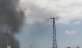 #فيديو لحظة مهاجمة طائرة اسرائيلية المتظاهرين الفلسطينيين بقنابل الغاز على المدخل الشمالي لمدينة البيرة