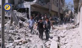 من تحت الأنقاض ينتشلون الأحياء .. فيديو من دوما بريف دمش صباح اليوم