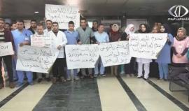 وقفة احتجاجية لموظفي مستشفى الميزان للمطالبة برواتبهم المنقطعة منذ أشهر. 

تقرير فداء نصر