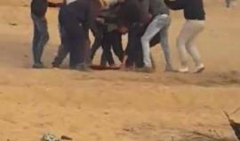 #شاهد شاب ألقى تحية السلام الوطني على حدود غزة فباغته قناص إسرائيلي برصاصة في قدمه