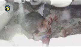 45 ثانية تلخص حياة مئات الآلاف من السوريين في #حلب ..
مشهد مؤثر لإنقاذ طفل من تحت الأنقاض بعد قصف على منزل عائلته في حي المعادي بحلب .