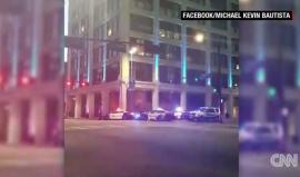 #شاهد| لحظة إطلاق نار من قبل قناصة أسفرت عن مقتل 4 من الشرطة الأميركية وإصابة 11 آخرين خلال مظاهرة في #دالاس احتجاجا على مقتل رجلين أسودين