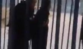 #شاهد لحظة اعتقال قوات الاحتلال سيدة فلسطينية نفذت عملية طعن أصابت فيها مجندة اسرائيلية على حاجز قلنديا شمال القدس صباح اليوم