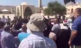 #شاهد اعتداء الاحتلال الصهويني على المصلين في المسجد الأقصى الذين يرفضون تدنيس المستوطنين لباحاته