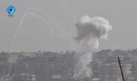 ريف #حلب - لحظة القصف بالصواريخ التي تحمل قنابل فوسفورية على مدينة كفرحمرة