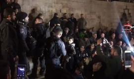 #شاهد قوات الاحتلال تصادر علم فلسطين من أحد المعتصمين في باحة باب العامود بالقدس المحتلة