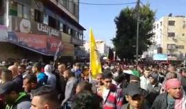 #فيديو "طلقة بطلقة ونار بنار، تحية لأحمد جرار".. هتافات خلال تشييع الشهيد أحمد ابوعبيد في جنين

تصوير: Samer Khwaireh