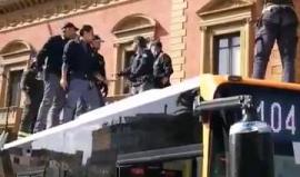 مهاجر غير شرعي اعتلا سطح حافلة في مدينة باليرمو بإيطاليا

#شاهد كيف تمت السيطرة عليه ..