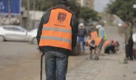 #شاهد | طواقم دائرة الطرق والمنشآت في بلدية غزة تشرع بحملة لصيانة الطرق والشوارع المتضررة في المدينة، بفعل الأمطار الغزيرة والمنخفض الجوي الأخير.