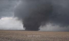 إعصار يضرب شمال ولاية إيلينوي الأمريكية