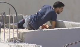 #شاهد .. الكشف عن فيديو يظهر إطلاق قناص صهيوني النار على الشاب محمد العمصي 22 " عاما " خلال اقتحام مخيم الفوار غرب الخليل , حيث كان على سطح منزله ولم يشكل اي خطر على قوات الاحتلال التي قامت بتاريخ 16 أغسطس الماضي بحملة عسكرية في المخيم أدت إلى استشهاد الف