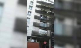 فيديو مُذهل.. "رجل العنكبوت" تسلق أربع طوابق لإنقاذ طفل في فرنسا