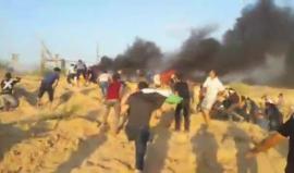 #مباشر المتظاهرون يقتحمون بوابة قاعدة زيكيم العسكرية خلف السياج الفاصل شمال قطاع غزة ويغتنمون سلاح جندي إسرائيلي ويسلمونه للمقاومة 
تصوير محمد المصري