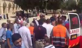 جانب من نقل المصابين جراء اعتداءات الاحتلال داخل باحات المسجد الأقصى
