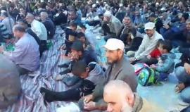 مباشر خطبة الجمعة  من مخيم العودة شرق البريج وسط قطاع غزة .

مراسلنا : احمد المقادمة