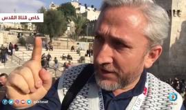 #القدس قوات الاحتلال تبعد مواطن تركي عن المسجد الأقصى بعد رفعه للعلم التركي.