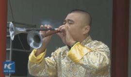 ماذا يفعل هذا الصيني ؟