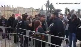 "القدس مش للبيع".. هذا ما قالته مرأة مقدسية لحظة اعتقال الاحتلال لها أمس عند باب العامود بالقدس المحتلة.

تصوير:محمد قاروط ادكيدك