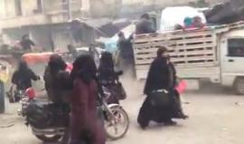 #شاهد هروب نازحين من حلب احتجزتهم الميليشات  الايرانية في حي الراموسة وسرقت أموالهم وأجهزتهم النقالة.