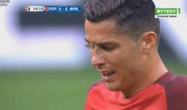 رونالدو والفراشة التي أشعلت مواقع التواصل

ضجت مواقع التواصل الاجتماعي بمختلف التعليقات بعد وقوف فراشة على وجه النجم العالمي كريستيانو رونالدو لحظة سقوط دموعه بعد إصابته بالمباراة النهائية مع فرنسا ضمن يورو 2016.