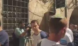 غناء المستوطنين خلال خروجهم من باب السلسلة بعد اقتحام المسجد الاقصى صباح اليوم