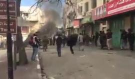 #شاهد قوات الاحتلال تعتقل طفلاً خلال المواجهات في منطقة باب الزاوية بمدينة الخليل.