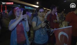 #شاهد  .. أنصار الرئيس رجب طيب اردوغان يحتشدون على جسر البسفور في اسطنبول رفضا لمحاولة الانقلاب الفاشلة ومطالبة بمحكامة منفذيه .