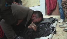 مشهد مؤثر .. 
أب يودع أبنه الذي استشهد جراء القصف من قبل قوات النظام على مدينة #الرستن بريف #حمص الشمالي