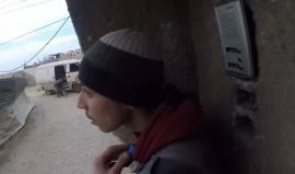 #شاهد| أمتار قليلة تفصل طواقم الدفاع المدني والاسعاف عن غارة جوية في مدينة #دوما بالغوطة الشرقية المنكوبة .